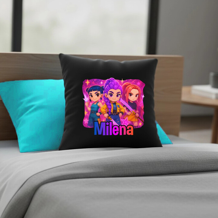 Huntrix s menom - čierny vankúš s potlačou pre fanúšikov huntrix KPop Demon Hunters - personalizovaný produkt