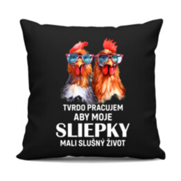 Tvrdo pracujem, aby moje sliepky mali slušný život - čierny vankúš s potlačou
