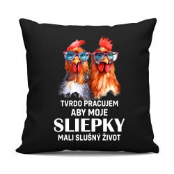 Tvrdo pracujem, aby moje sliepky mali slušný život - čierny vankúš s potlačou