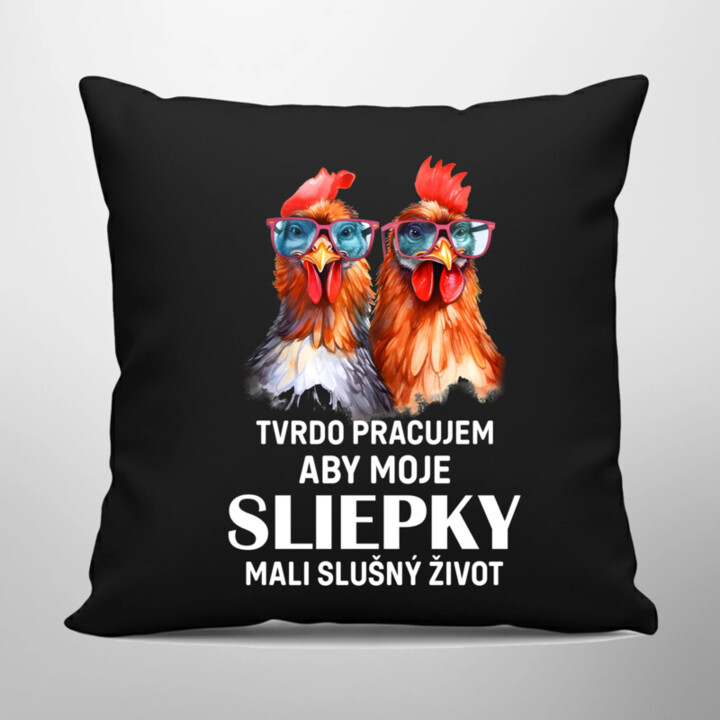 Tvrdo pracujem, aby moje sliepky mali slušný život - čierny vankúš s potlačou