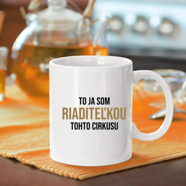 To ja som riaditeľkou tohto cirkusu - keramický hrnček s potlačou