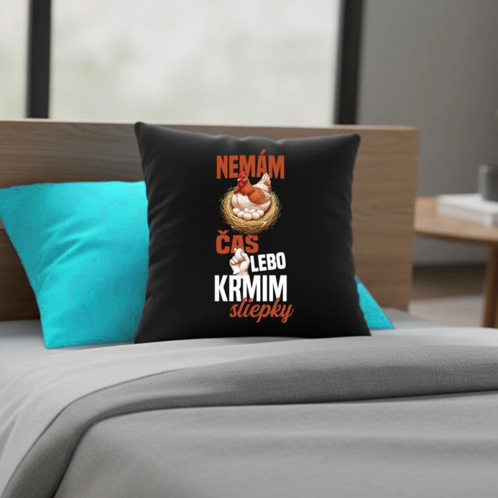 Nemám čas, lebo kŕmim sliepky - čierny vankúš s potlačou
