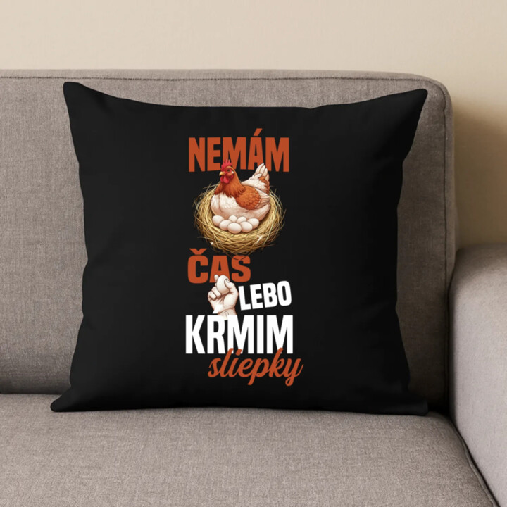 Nemám čas, lebo kŕmim sliepky - čierny vankúš s potlačou