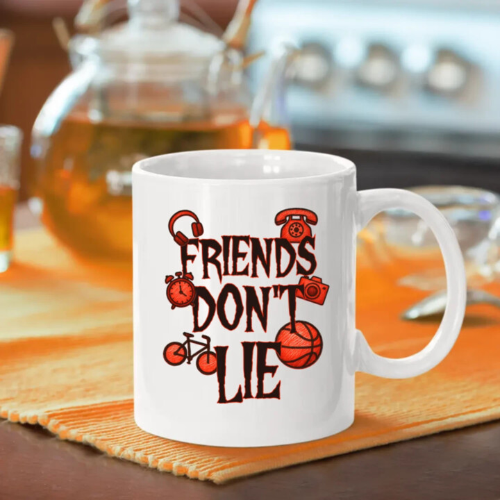 Friends don't lie – pre fanúšikov seriálu Stranger Things - keramický hrnček s potlačou
