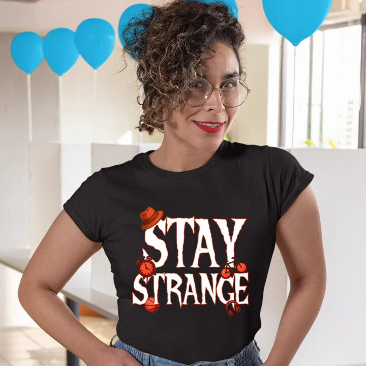 Stay strange pre fanúšikov seriálu Stranger Things - dámske tričko s potlačou