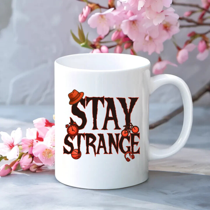 Stay strange pre fanúšikov seriálu Stranger Things - keramický hrnček s potlačou