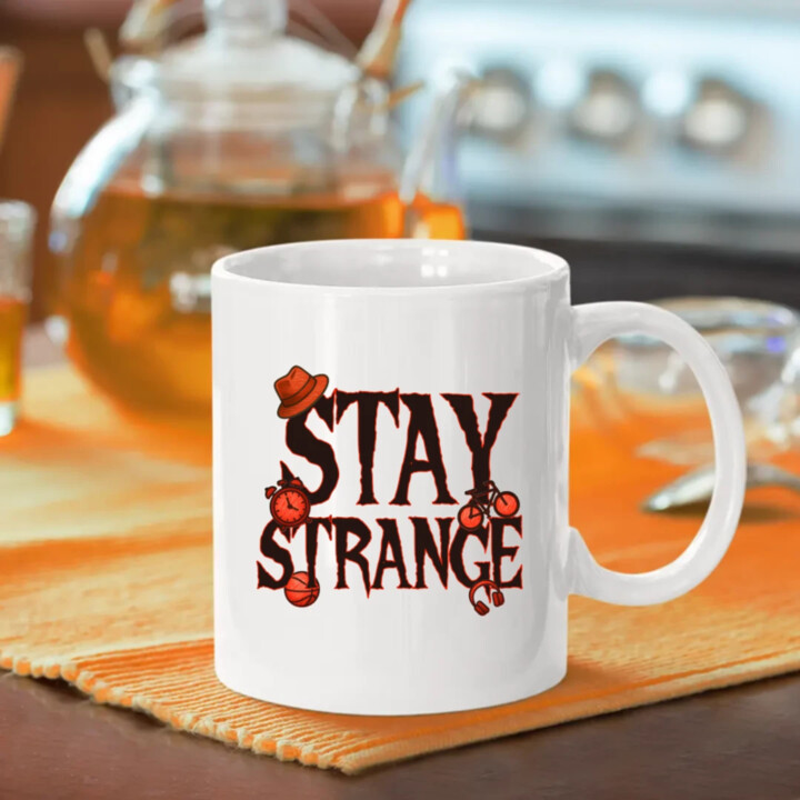 Stay strange pre fanúšikov seriálu Stranger Things - keramický hrnček s potlačou