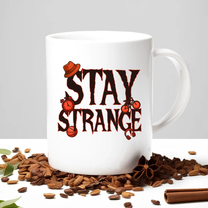 Stay strange pre fanúšikov seriálu Stranger Things - keramický hrnček s potlačou