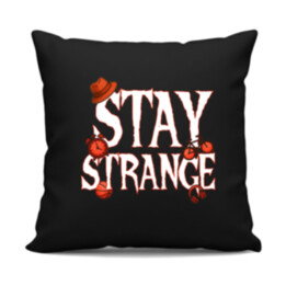Stay strange pre fanúšikov seriálu Stranger Things - čierny vankúš s potlačou