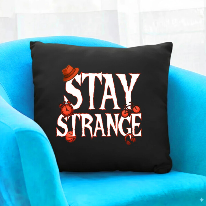 Stay strange pre fanúšikov seriálu Stranger Things - čierny vankúš s potlačou