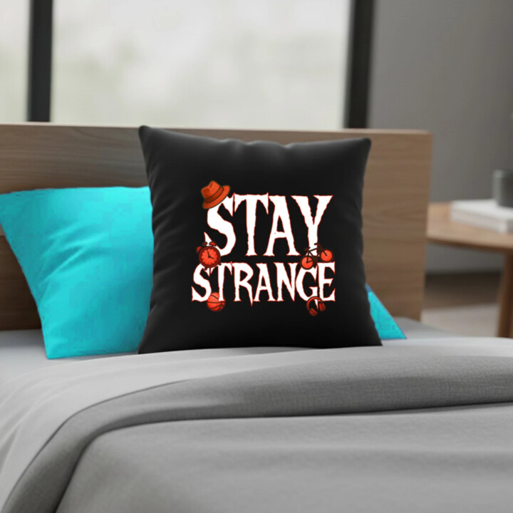Stay strange pre fanúšikov seriálu Stranger Things - čierny vankúš s potlačou
