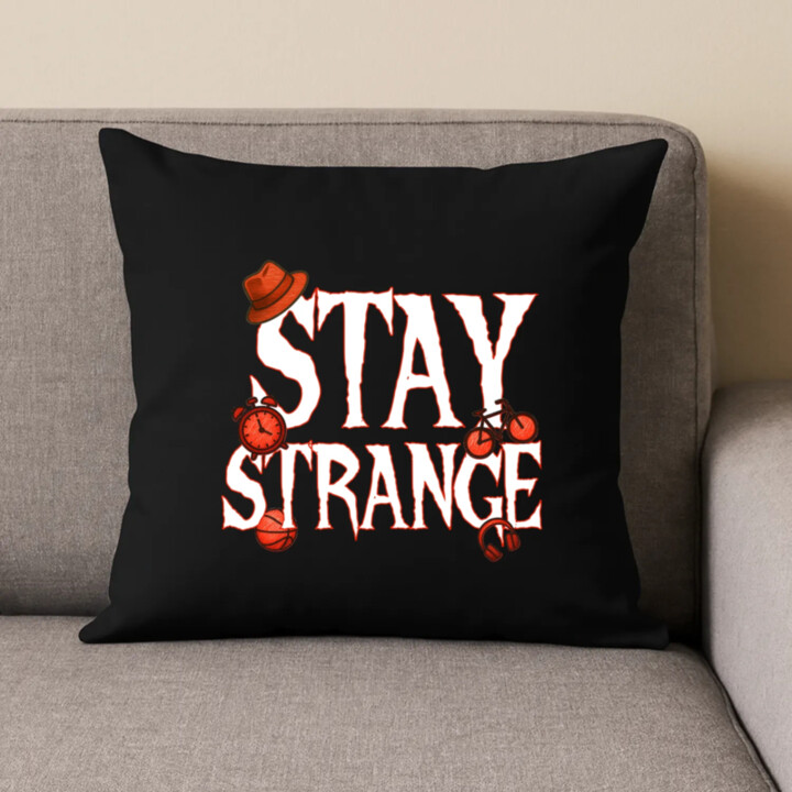 Stay strange pre fanúšikov seriálu Stranger Things - čierny vankúš s potlačou