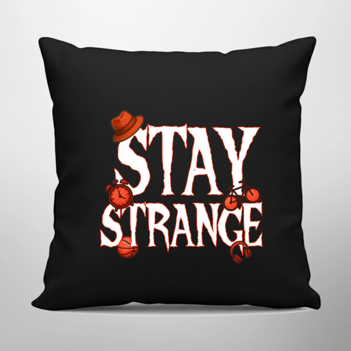 Stay strange pre fanúšikov seriálu Stranger Things - čierny vankúš s potlačou