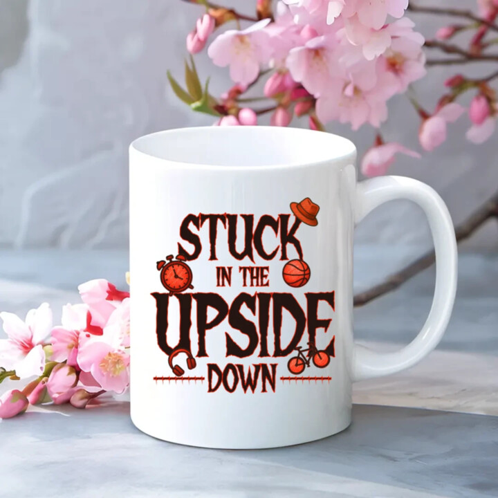 Stuck in the upside down pre fanúšikov seriálu Stranger Things - keramický hrnček s potlačou