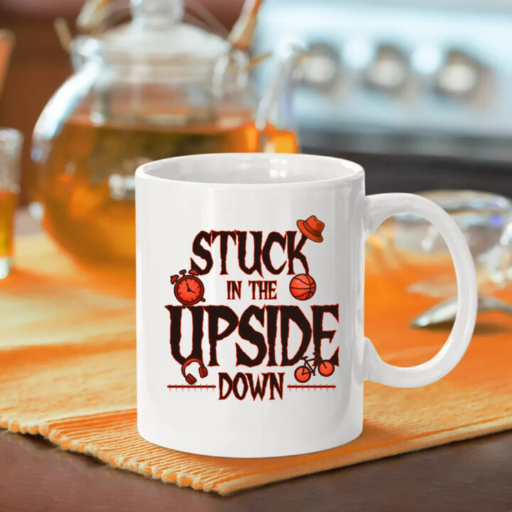 Stuck in the upside down pre fanúšikov seriálu Stranger Things - keramický hrnček s potlačou