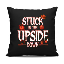 Stuck in the upside down pre fanúšikov seriálu Stranger Things - čierny vankúš s potlačou