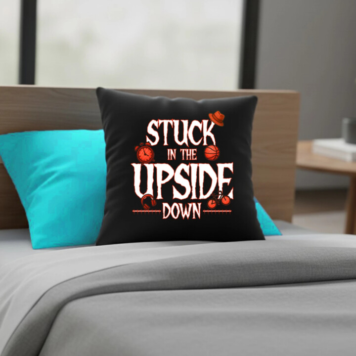 Stuck in the upside down pre fanúšikov seriálu Stranger Things - čierny vankúš s potlačou