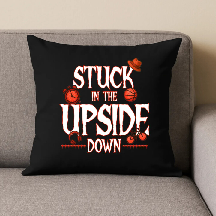 Stuck in the upside down pre fanúšikov seriálu Stranger Things - čierny vankúš s potlačou