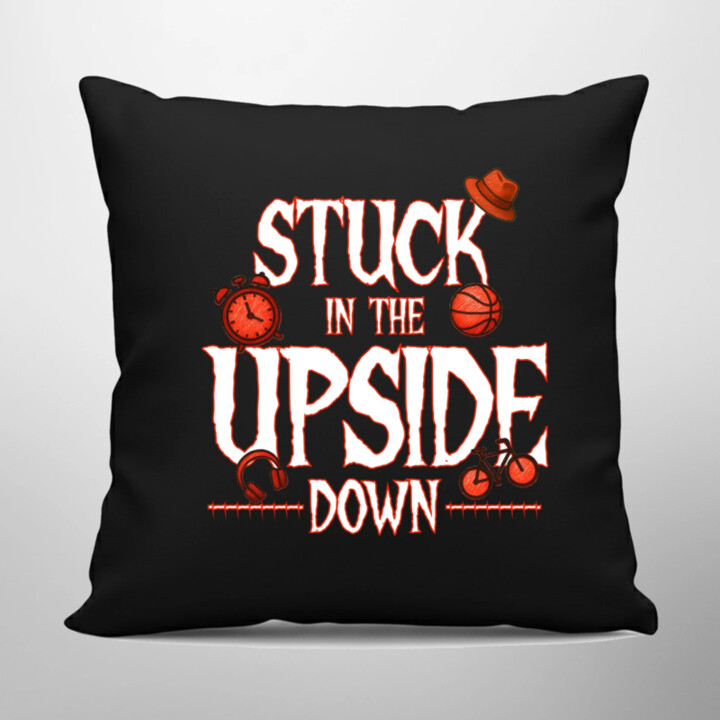 Stuck in the upside down pre fanúšikov seriálu Stranger Things - čierny vankúš s potlačou