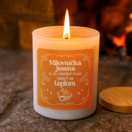 Milovníčka jesene a jej dnešný plán - vonná svieca s potlačou
