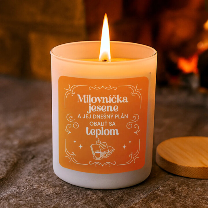 Milovníčka jesene a jej dnešný plán - vonná svieca s potlačou
