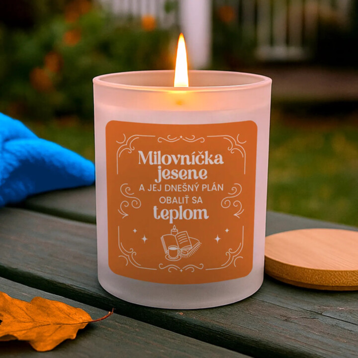 Milovníčka jesene a jej dnešný plán - vonná svieca s potlačou