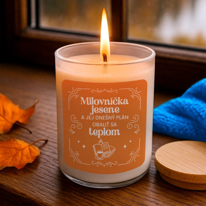 Milovníčka jesene a jej dnešný plán - vonná svieca s potlačou