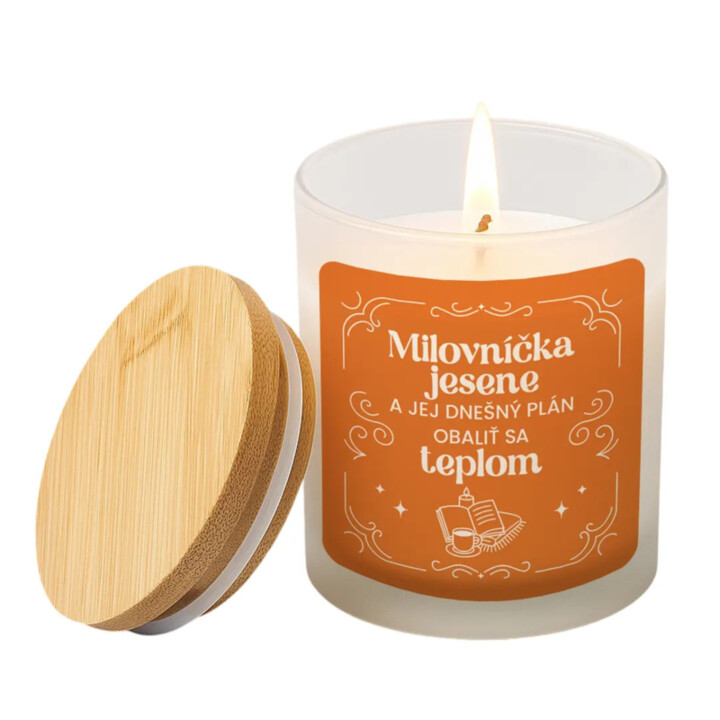 Milovníčka jesene a jej dnešný plán - vonná svieca s potlačou