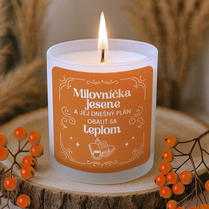 Milovníčka jesene a jej dnešný plán - vonná svieca s potlačou