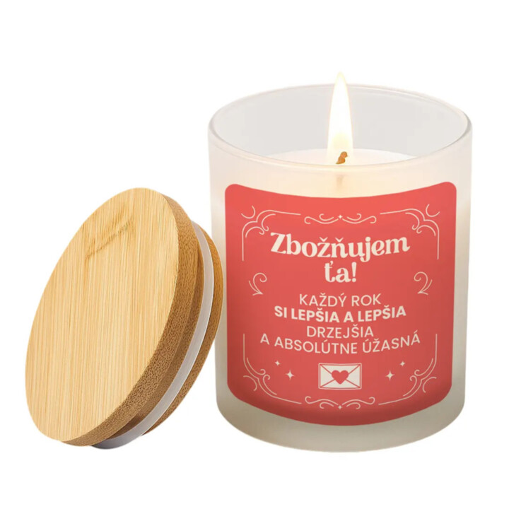 Zbožňujem ťa! Každý rok si lepšia a lepšia - vonná svieca s potlačou