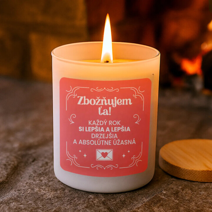Zbožňujem ťa! Každý rok si lepšia a lepšia - vonná svieca s potlačou