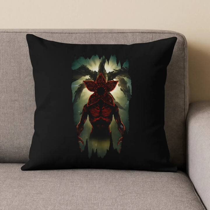 Demogorgon pre fanúšikov seriálu Stranger Things - čierny vankúš s potlačou