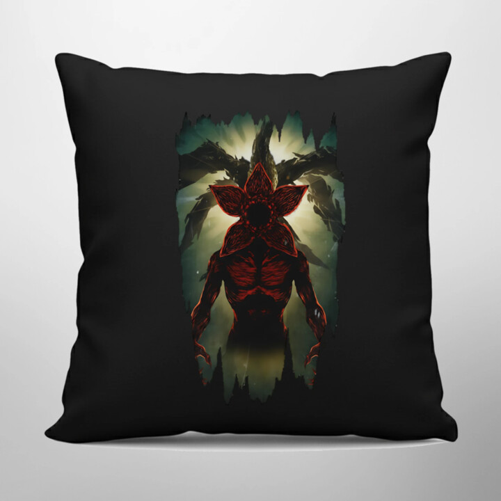 Demogorgon pre fanúšikov seriálu Stranger Things - čierny vankúš s potlačou