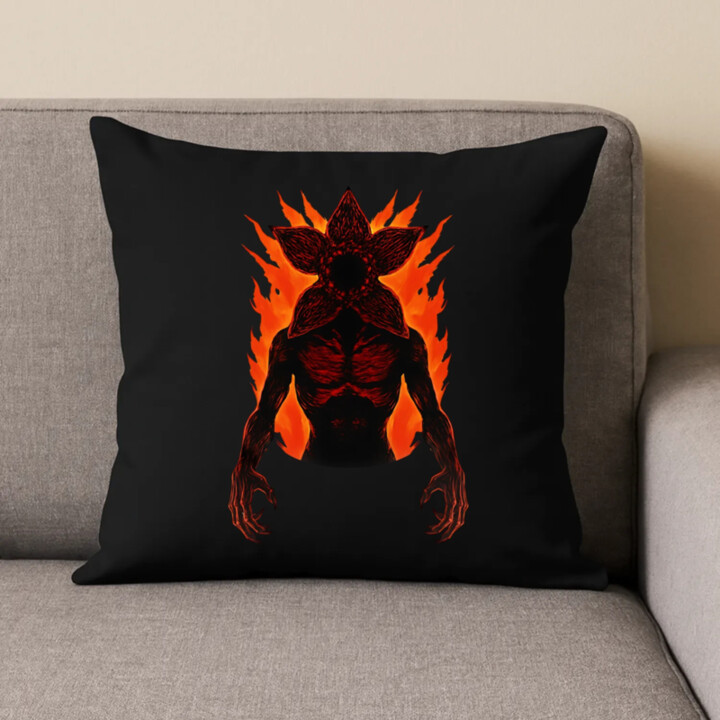 Demogorgon v2 pre fanúšikov seriálu Stranger Things - čierny vankúš s potlačou