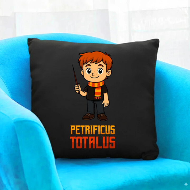 Petrificus Totalus - Ron Weasley - čierny vankúš s potlačou pre fanúšikov série Harry Potter