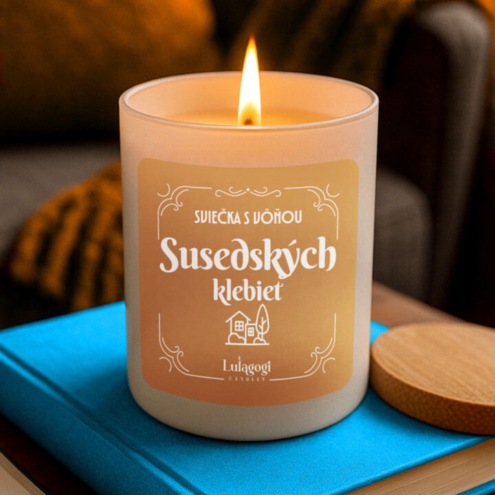 Sviečka s vôňou susedských klebiet – vonná svieca s potlačou pre susedu