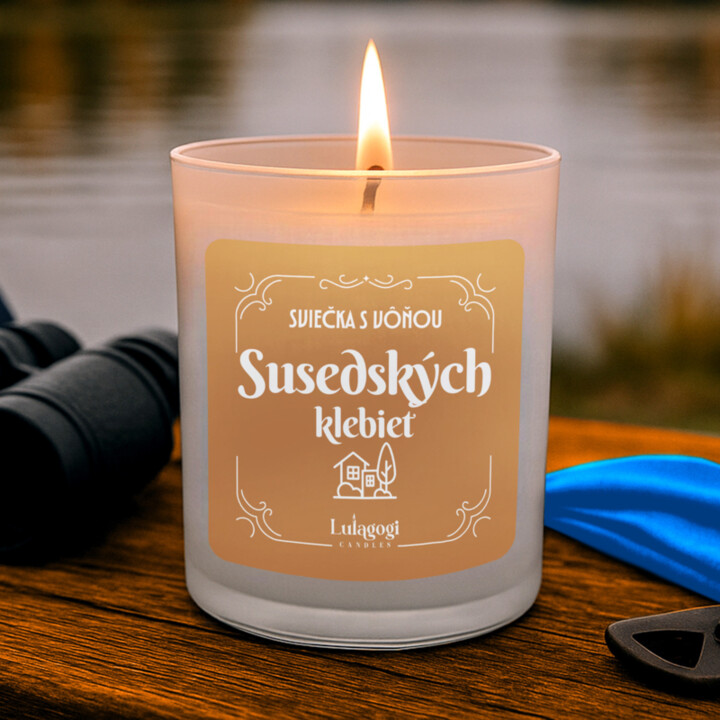 Sviečka s vôňou susedských klebiet – vonná svieca s potlačou pre susedu