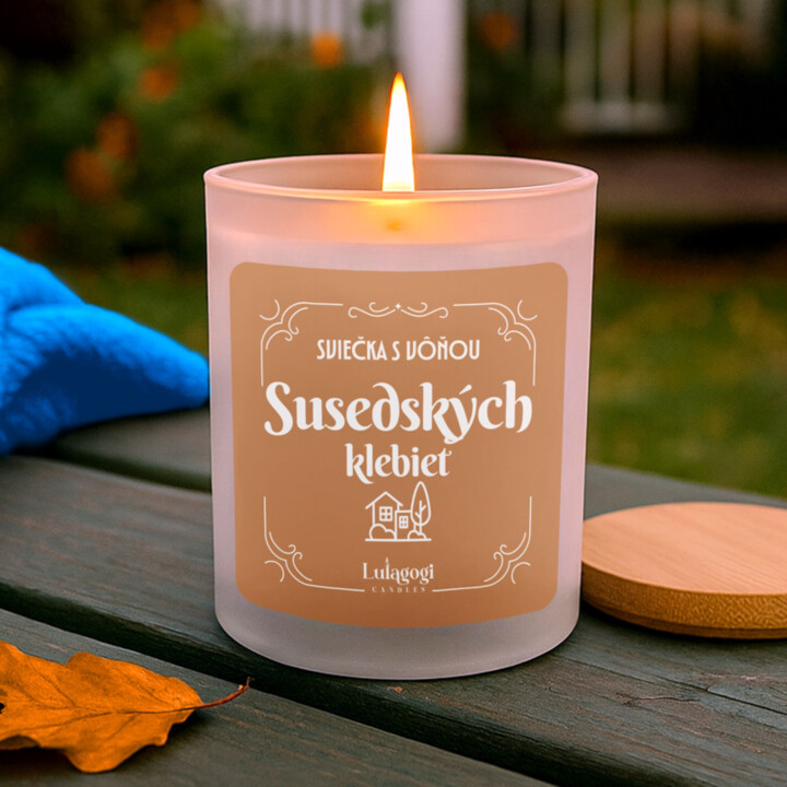 Sviečka s vôňou susedských klebiet – vonná svieca s potlačou pre susedu