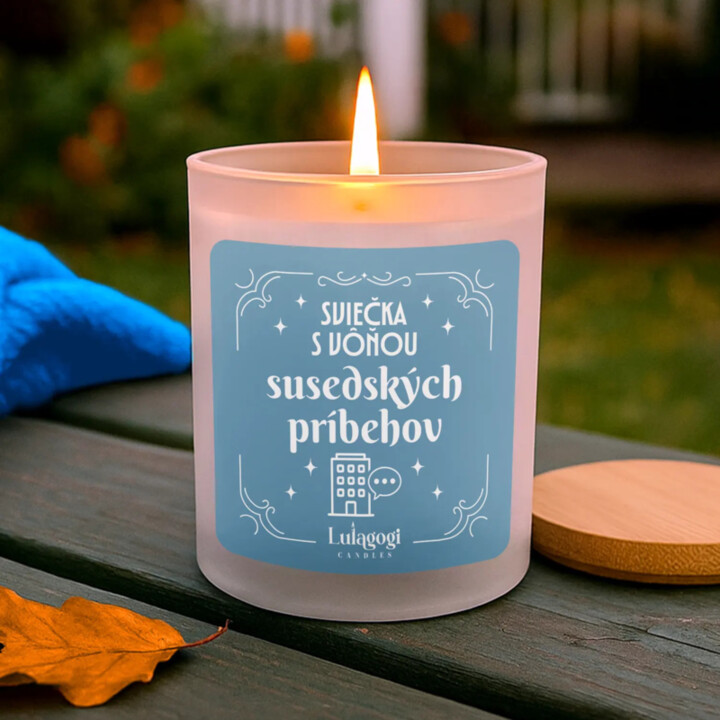 Sviečka s vôňou susedských príbehov - vonná svieca s potlačou