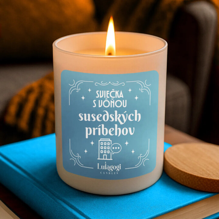 Sviečka s vôňou susedských príbehov - vonná svieca s potlačou