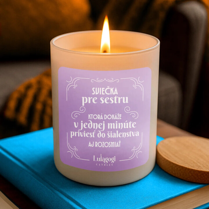 Sviečka pre sestru, ktorá dokáže v jednej minúte priviesť do šialenstva aj rozosmiať - vonná svieca s potlačou
