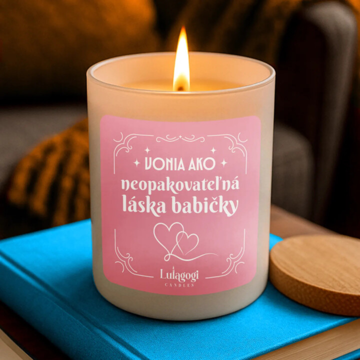 Vonia ako neopakovateľná láska babičky - vonná svieca s potlačou