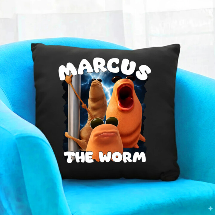 Marcus the worm - čierny vankúš s potlačou