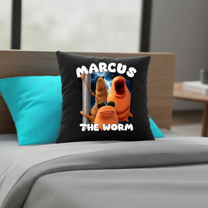 Marcus the worm - čierny vankúš s potlačou