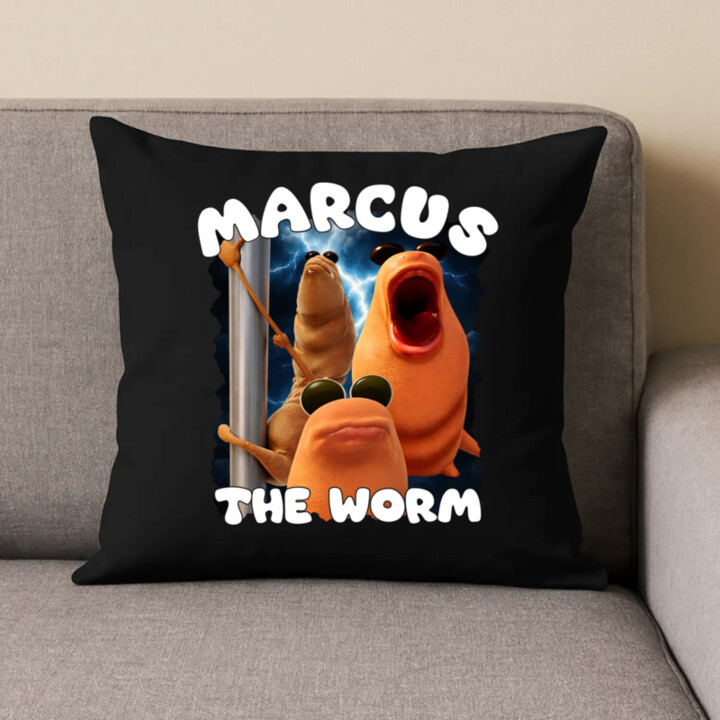 Marcus the worm - čierny vankúš s potlačou