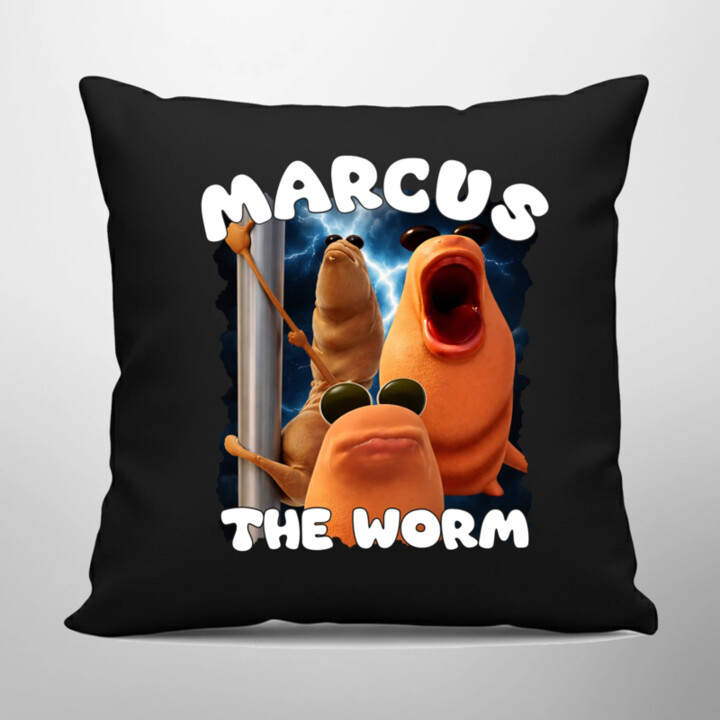 Marcus the worm - čierny vankúš s potlačou