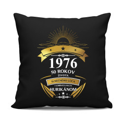 1976 - 50 rokov - života slnečného lúča v kombinácii s malým hurikánom - čierny vankúš s potlačou