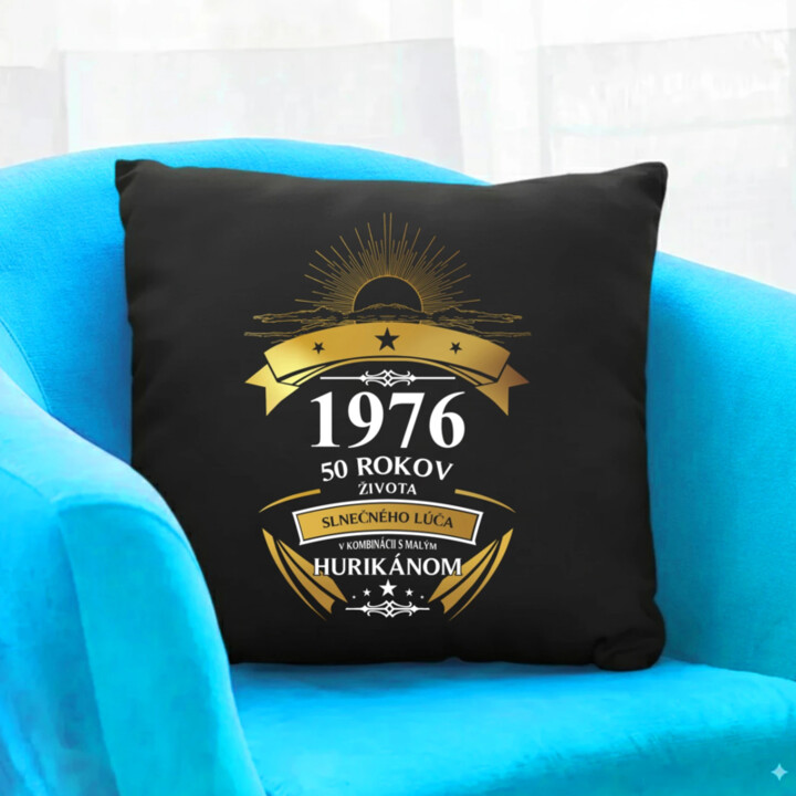 1976 - 50 rokov - života slnečného lúča v kombinácii s malým hurikánom - čierny vankúš s potlačou