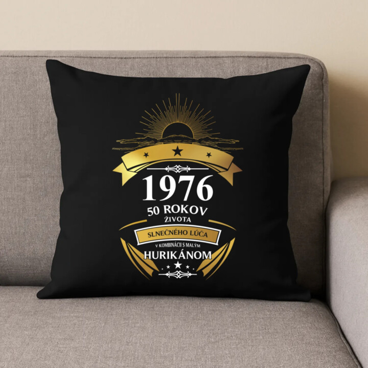 1976 - 50 rokov - života slnečného lúča v kombinácii s malým hurikánom - čierny vankúš s potlačou
