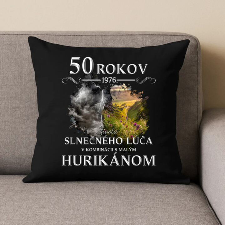 1976 - 50 rokov života slnečného lúča v2 - čierny vankúš s potlačou